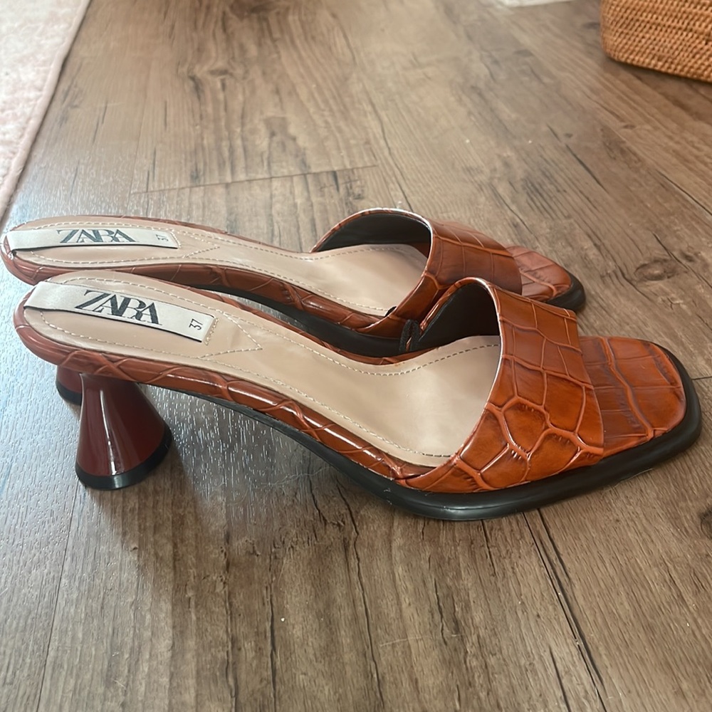 Worn once for pictures. Size 6.5 - Picture 3 of 3
